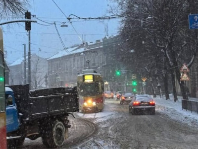 Суцільна льодова пастка в Україні: рух ускладнений, багато ДТП, авто зносить на слизькому покритті