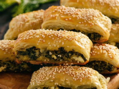 Хрумкий пиріг з листкового тіста зі шпинатом і сиром. Покроковий рецепт
