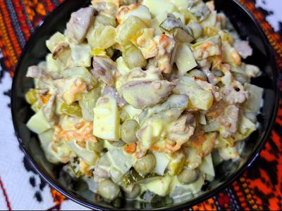 Гості просять рецепт: салат з печінки, що завжди вражає