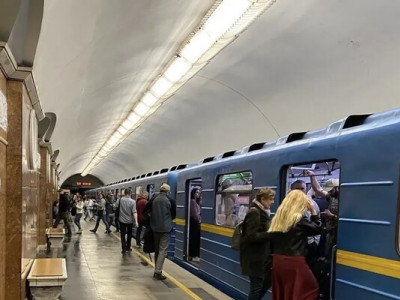 Рух поїздів метро на червоній лінії в Києві змінено через складну енергетичну ситуацію
