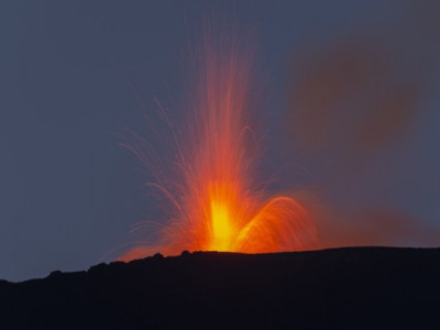 Кам’яні брили розміром з авто: на Філіппінах активізувався вулкан Майон