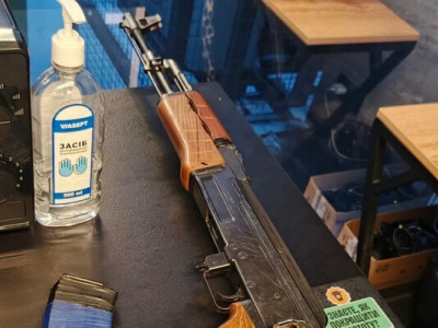 Киянин демонстративно ходив по супермаркету з муляжем автомата та лякав людей