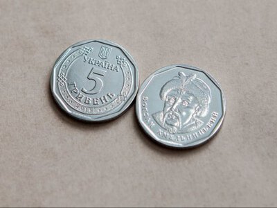 Унікальна монета: дивні 5 гривень знайшов у себе чоловік, яка ціна
