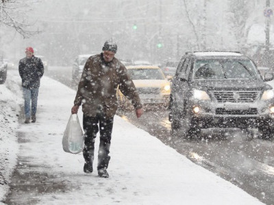 Погіршення погоди в Україні: уряд пропонує перейти на дистанційне навчання і роботу