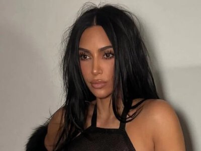 45-річна Кардашʼян похизувалась апетитними вигинами у напівпрозорій сукні