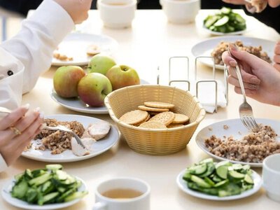 Завищені ціни, зловживання та мільярди доходу:  кому Миколаїв віддав підряд на харчування дітей