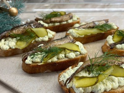 Канапки зі шпротами, які стануть улюбленими: секрет у намазці