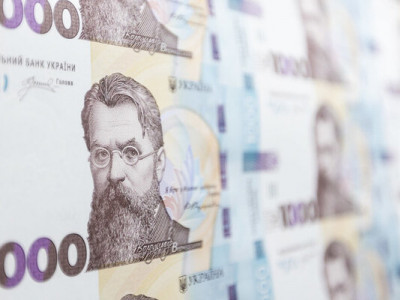 Чому гривня дешевшає і як це позначиться на українцях та економіці