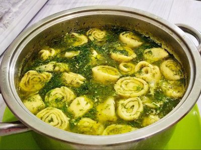 Бабусин рецепт, який зводить з розуму: суп з часниковими галушками — зникне за 10 хвилин!