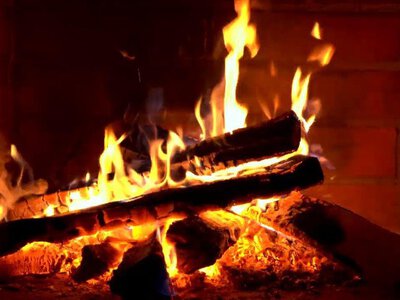 10-годинне відео на YouTube із тріском каміна принесло своєму автору понад 1 млн дол