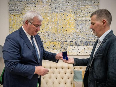 Трьох угорців, які зібрали понад 1 млн євро для України, нагородили «Бурштиновим серцем»