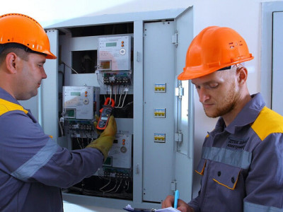 Кабмін анонсував додаткові виплати для ремонтних бригад енергокомпаній – що відомо