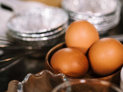 Навіщо світити на яйце ліхтариком: кулінари розкрили хитрий трюк