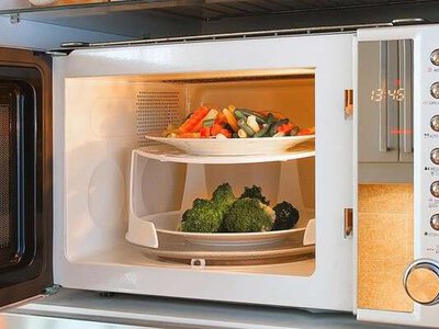 Фахівці розповіли, що категорично заборонено гріти в мікрохвильовій печі