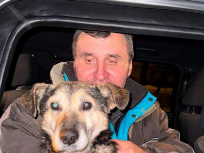 Поліцейські Білого Янгола допомогли чоловіку з собакою дістатися до дружини, яка евакуювалася раніше