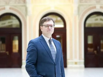 Майже мільйон зарплати під Новий рік. Стало відомо, скільки заробив у грудні головний юрист Нацбанку