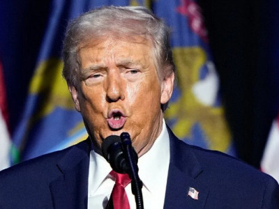 Трамп облаяв працівника заводу Ford і показав йому середній палець