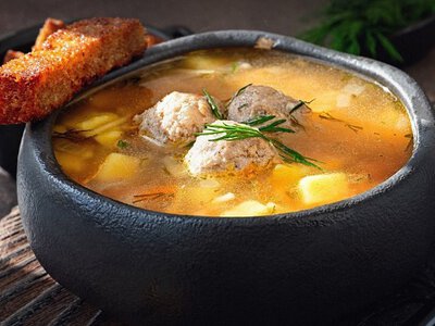 Апетитна магія в каструлі: суп з фрикадельками й копченою грудинкою