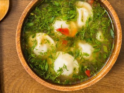 Наваристий суп із пельменями: як приготувати ситну страву