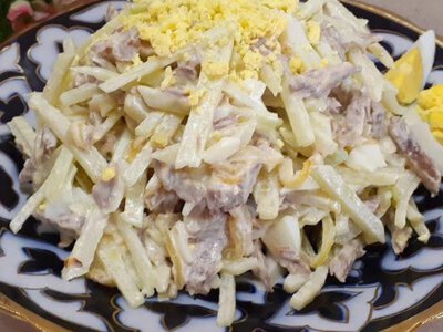  Смачний ситний пікантний салатик із копченою куркою