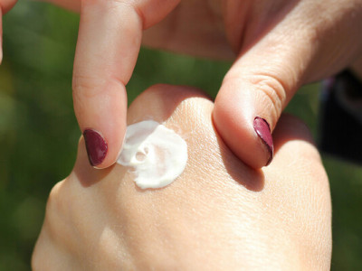 Змочіть цим руки — і шкіра перестане сохнути на морозі