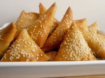 Швидко, просто та смачно: хрусткі пиріжки з м'ясною начинкою з тіста філо