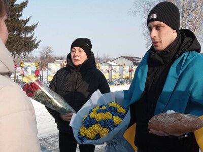 Вільшанська громада зустріла захисника “Азовсталі”, який провів у полоні понад три роки