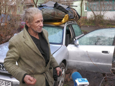 Переселенець із прикордоння, який жив у Чернігові в автівці, переїхав до села