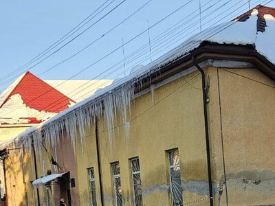 Небезпека над головами: жителі Рахова скаржаться на крижані бурульки на будівлі районного суду (фото)