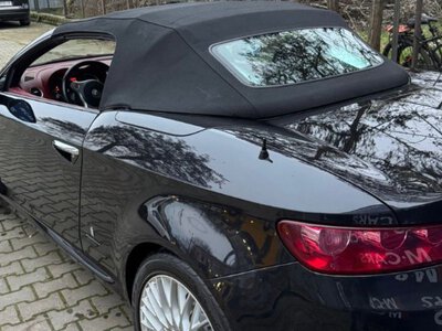 Капсула часу: в Одесі продають одну з 8 одиниць Alfa Romeo Spider 2007-го (ФОТО)