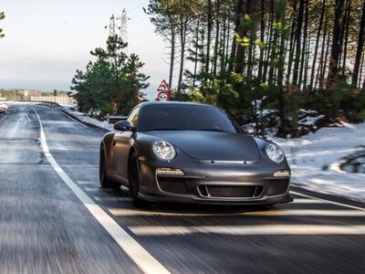 У Швейцарії українця зобов'язали повернути соцдопомогу через Porsche та дорогі поїздки