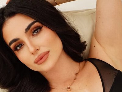 Трінчер у корсеті з сіточкою поспокушала бюстом на нових фото