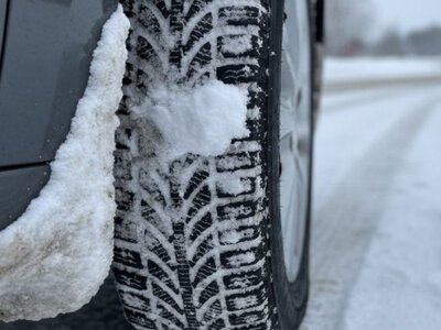 Чому взимку небезпечно ігнорувати лід у колісних арках автомобіля