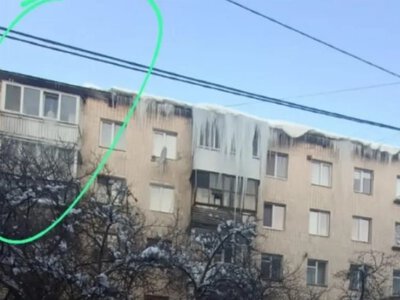 Тікток про життя бурульки: жінка не впускала комунальників збити триметрові бурульки з її балкона