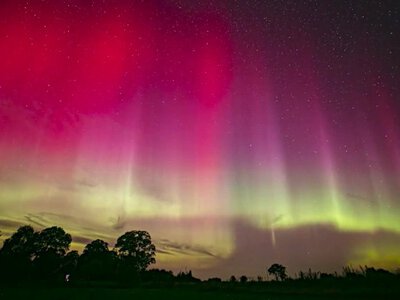 Північне сяйво над Україною: соцмережі заполонили фото рожевого неба