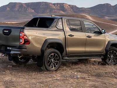 Новий Toyota Hilux 2026 показали наживо: тепер і з електричною версією (ВІДЕО)