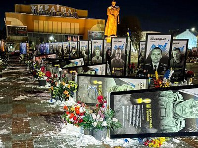 Як п`яна жінка перекидала портрети полеглих військових у центрі (ВІДЕО)