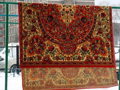 Чи дійсно варто вибивати килими на снігу: дізнайтеся відповідь