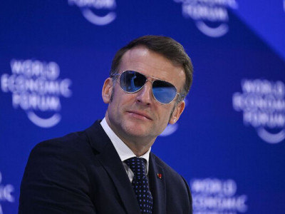 Окуляри Макрона підірвали інтернет: модель скуповують по всьому світу, акції компанії зросли