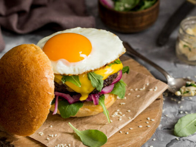 Сніданок, який зникає за 5 хвилин: запечені яйця в булочках