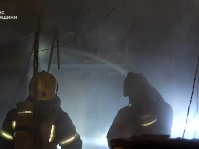 Російські війська вдарили по Сумах: з охопленої вогнем будівлі врятували жінку