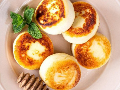 У правильні сирники не додають ні муку, ні манку. Секрет ресторанної страви (ФОТО)