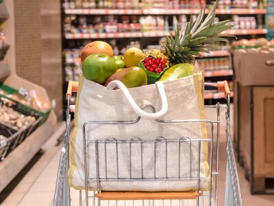 Ціновий парадокс: чому імпортні продукти в Україні часто дешевші за вітчизняні — розбір економіста 