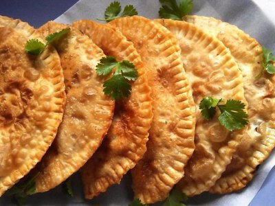 Хрусткі й соковиті чебуреки: як приготувати апетитну страву