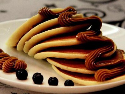 Смачні домашні апетитні панкейки з кремом «Шарлот»