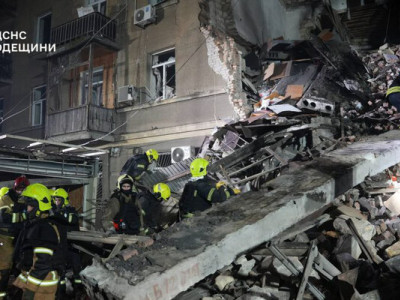Росіяни атакували Одесу: під завалами шукають людей