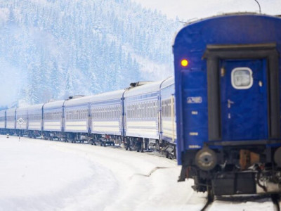 Повалені дерева та ожеледь ускладнили рух поїздів по всій Україні