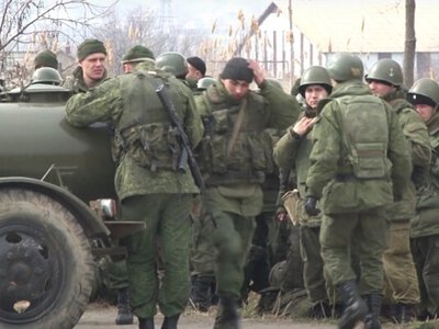 «Поки чоловіки воюють, нас тут ігнорують». У Криму дружини військових РФ скаржаться на «байдужість влади»