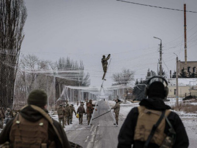 Військові натягують сітки, цивільні йдуть в магазин: ЗСУ показали, як працюють їхні мобільні вогневі групи в Костянтинівці. ФОТО