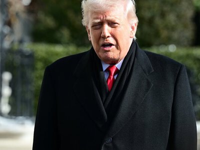 Вдарився об стіл? Новий синець на руці Трампа викликав питання про його здоров’я (фото)